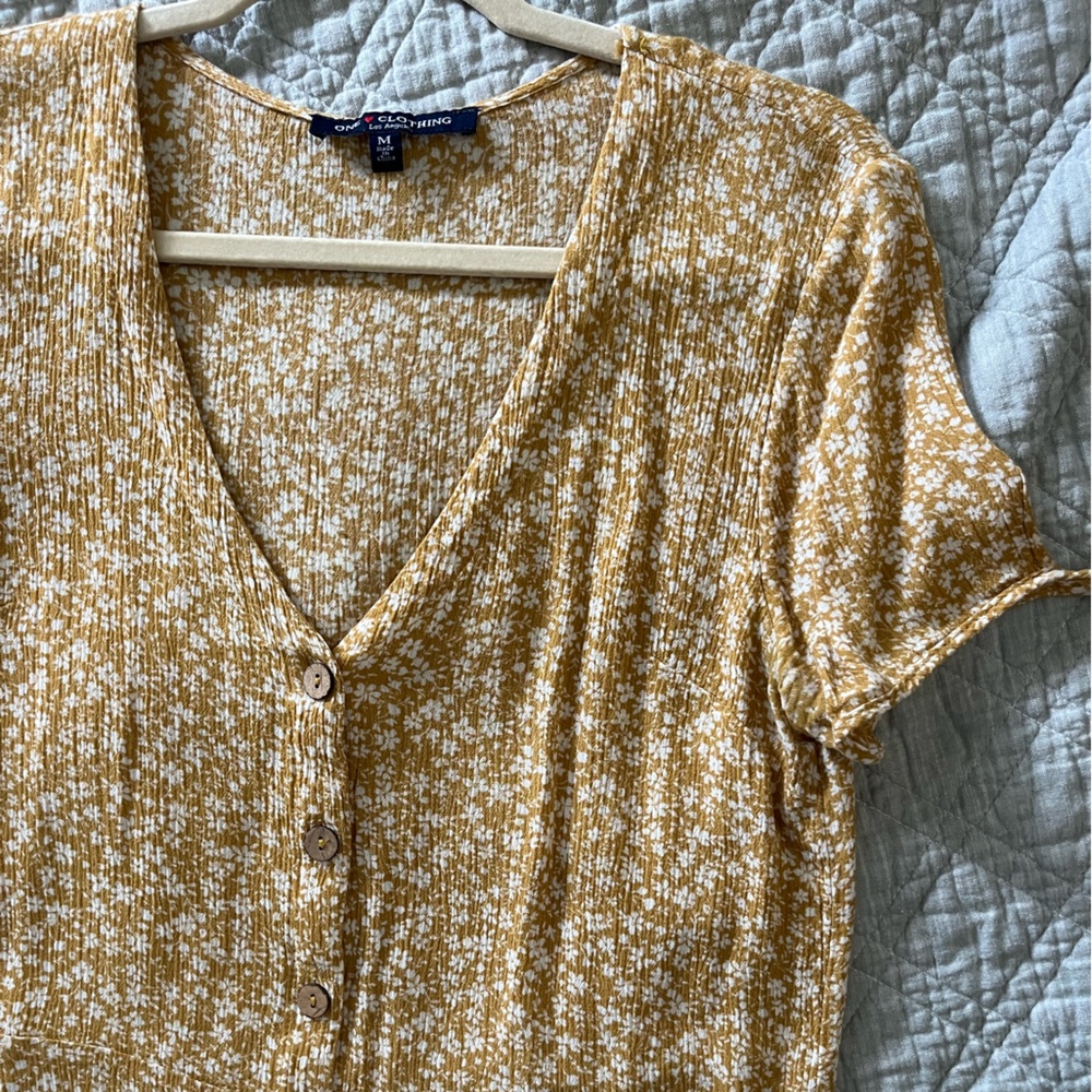 ✨3 for $20✨ One Clothing Mustard Floral Top